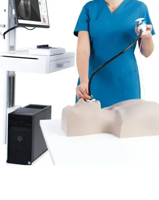 Une femme en blouse bleue tient un tuyau au-dessus d'un mannequin