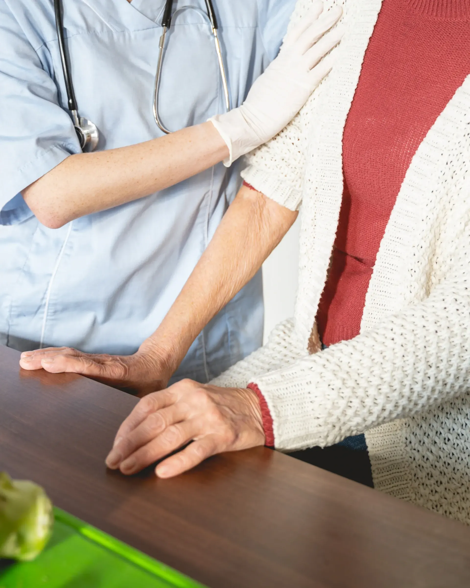 Une infirmière aide une femme âgée à se lever