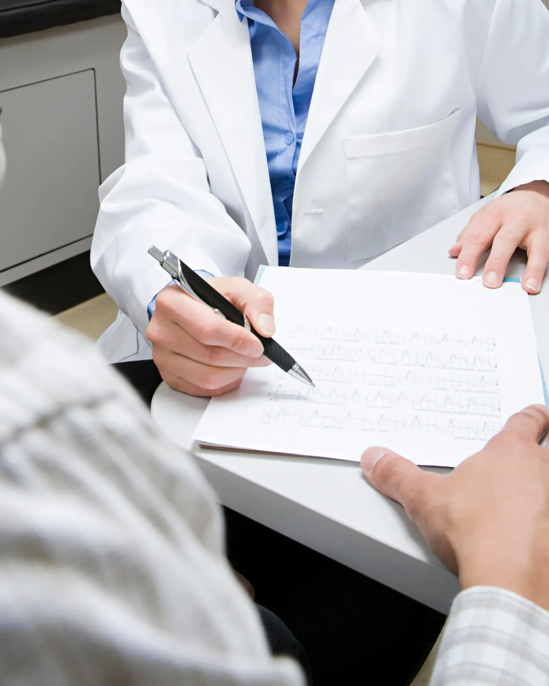 Une femme en blouse de laboratoire écrit sur un morceau de papier