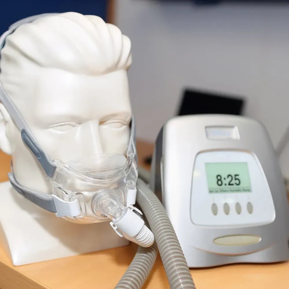 La tête d'un homme avec un masque dessus à côté d'un appareil qui dit 8:25