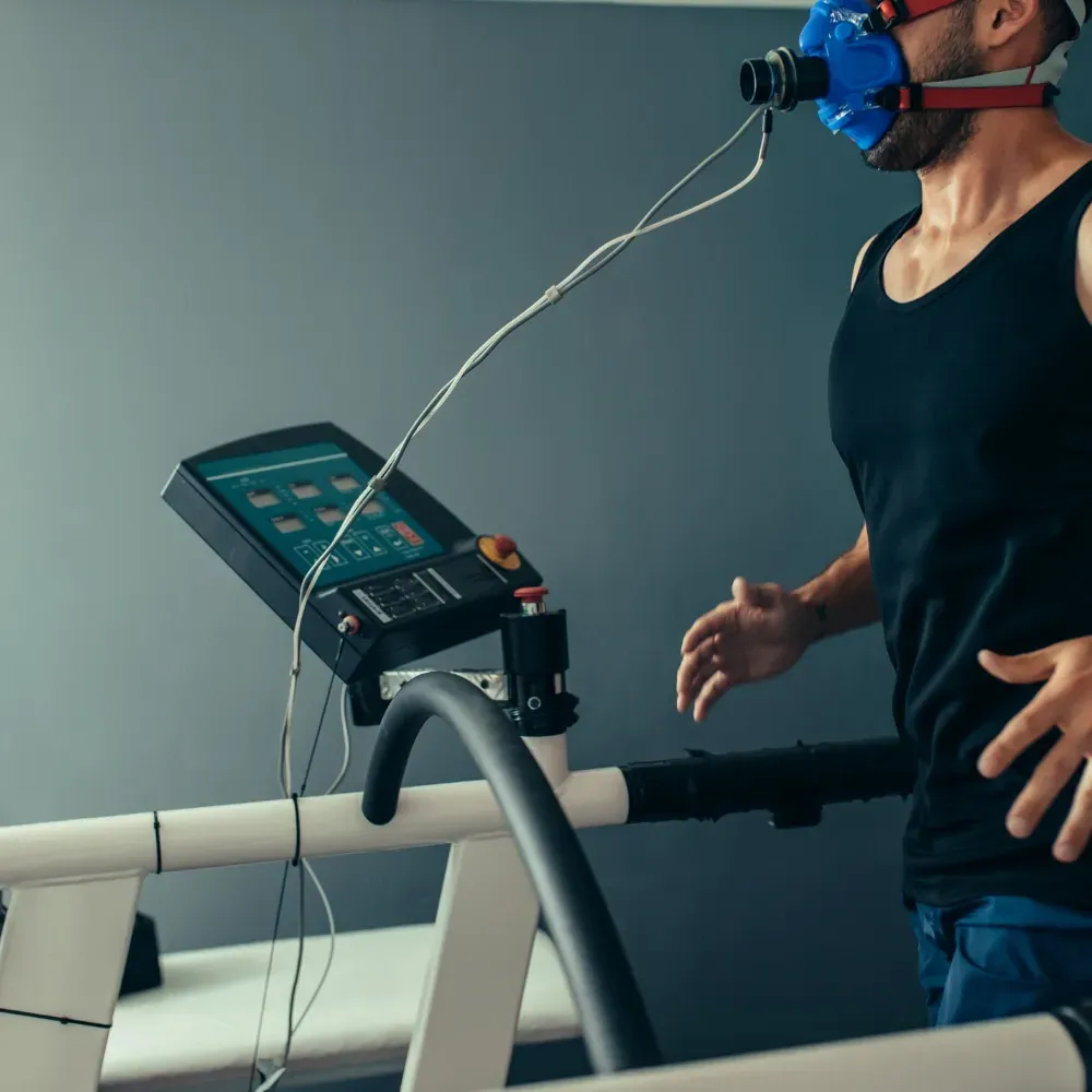 Un homme portant un masque court sur un tapis roulant