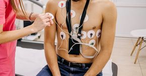 Un homme reçoit un électrocardiogramme d'une infirmière.