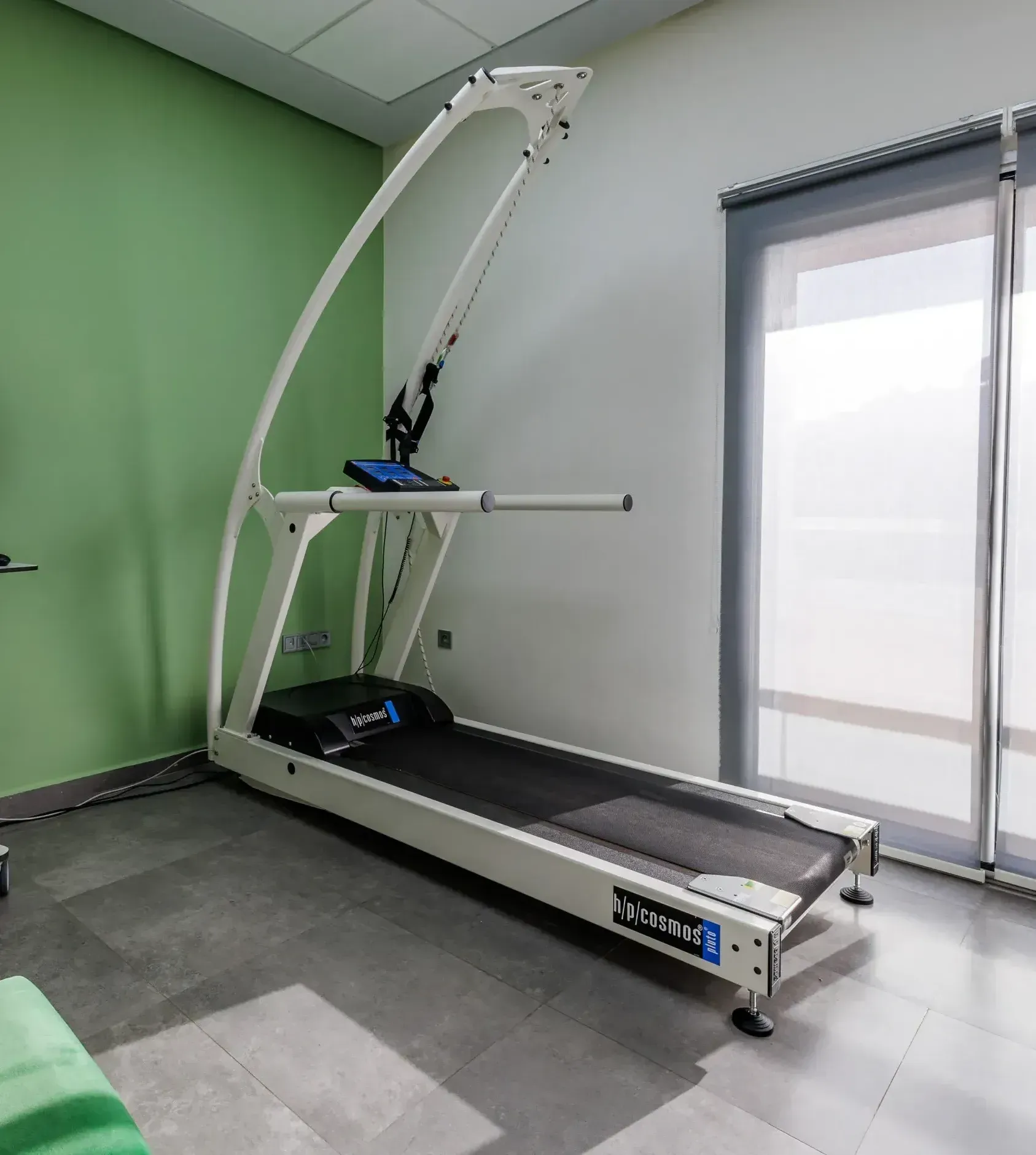 Un tapis roulant dans une pièce avec un mur végétal