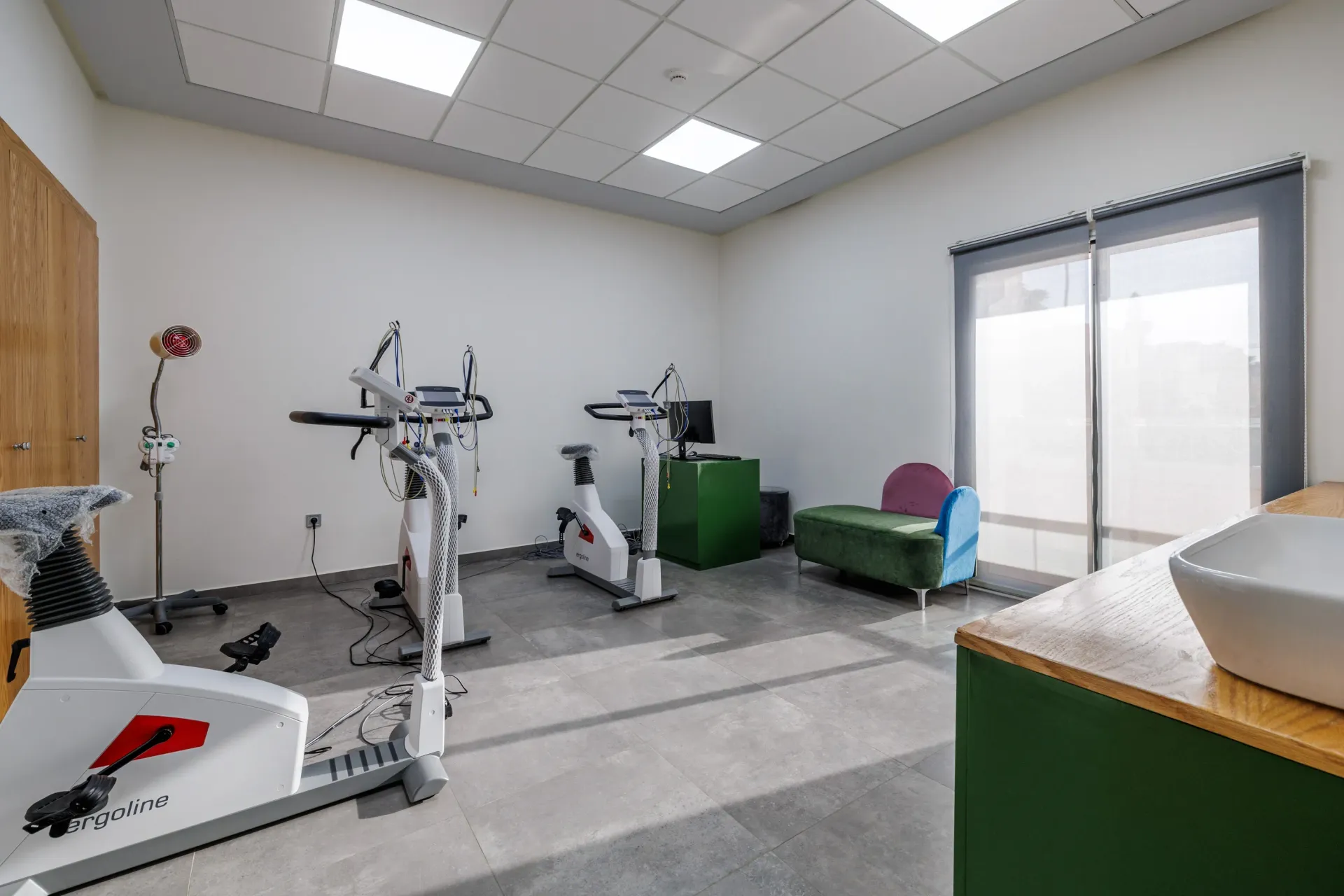 Il y a beaucoup de vélos d'exercice dans cette pièce.