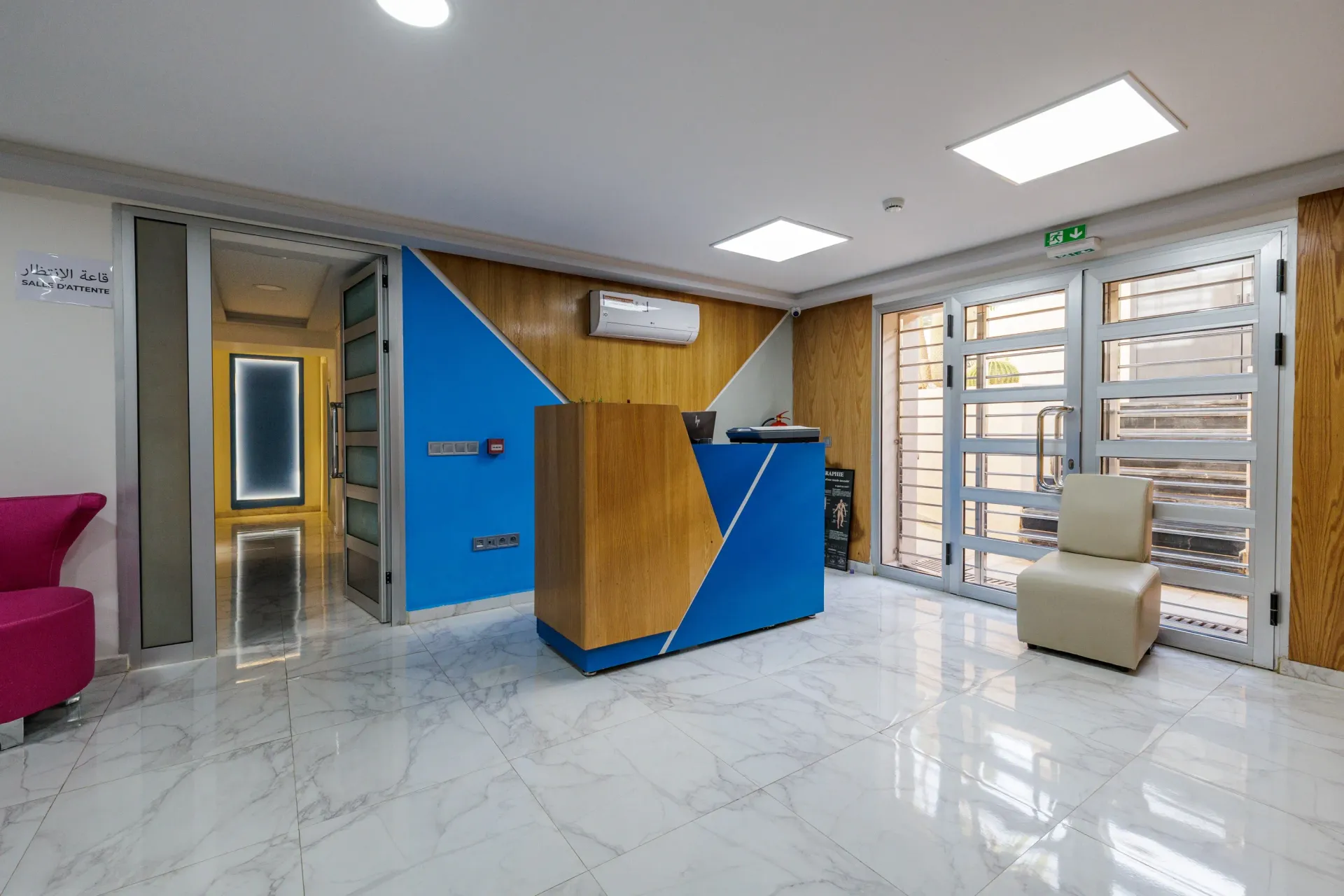 Il y a un bureau bleu au milieu de la pièce.