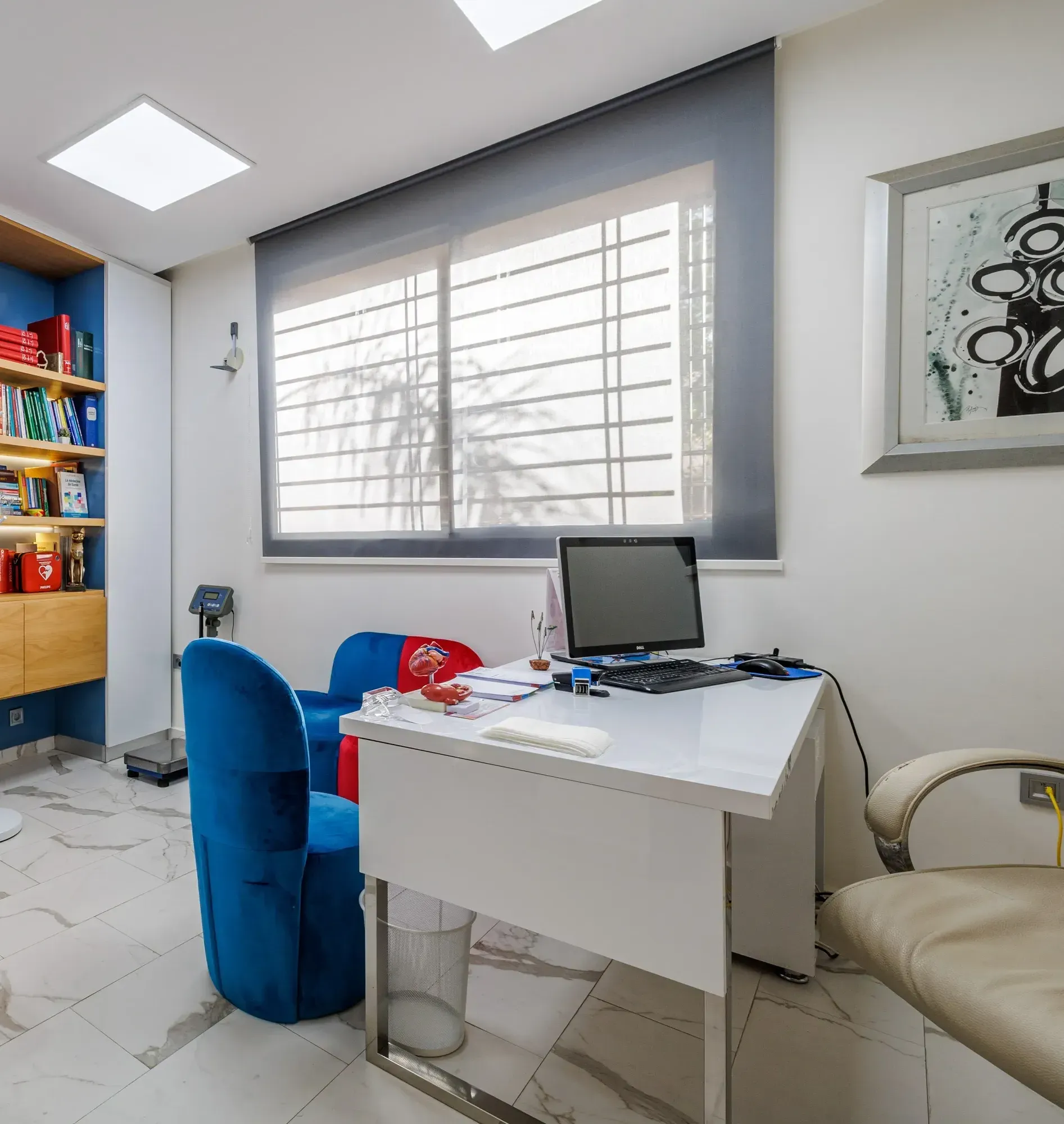 Une pièce avec un bureau, des chaises et un ordinateur dessus