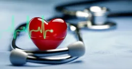 Un cœur rouge est posé sur un stéthoscope.