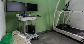 Il y a un tapis roulant au milieu de la pièce.