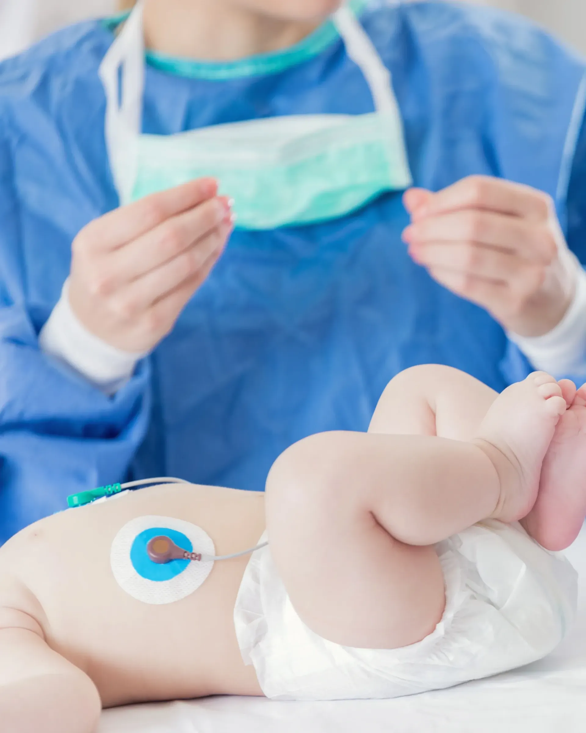 Un bébé portant une couche est examiné par un médecin