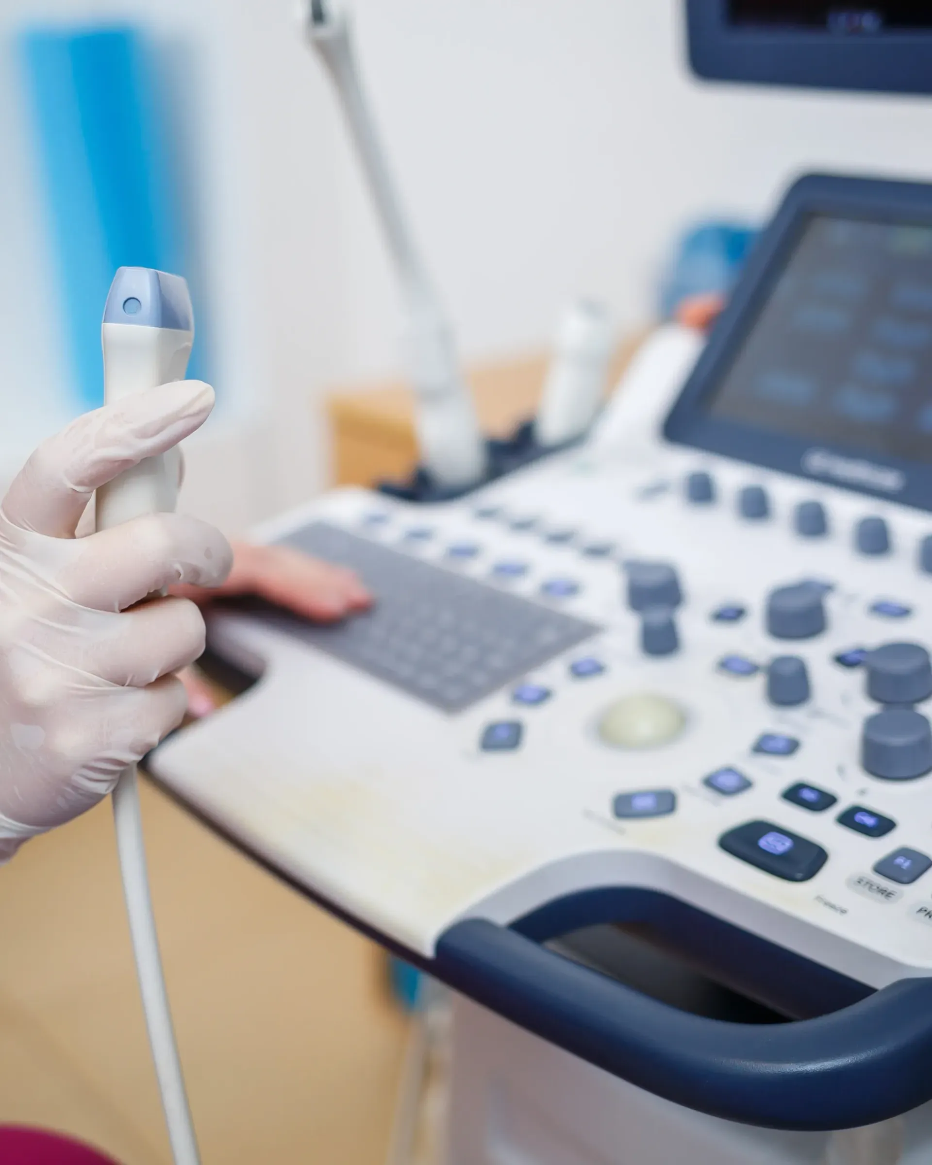 Une personne portant des gants utilise un appareil à ultrasons