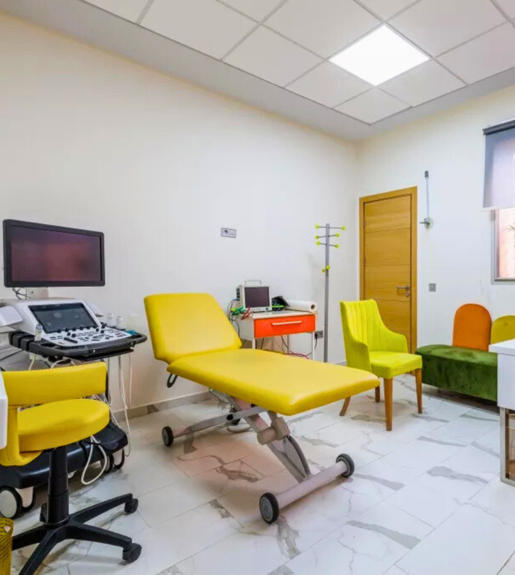 Il y a un lit jaune au milieu de la pièce.