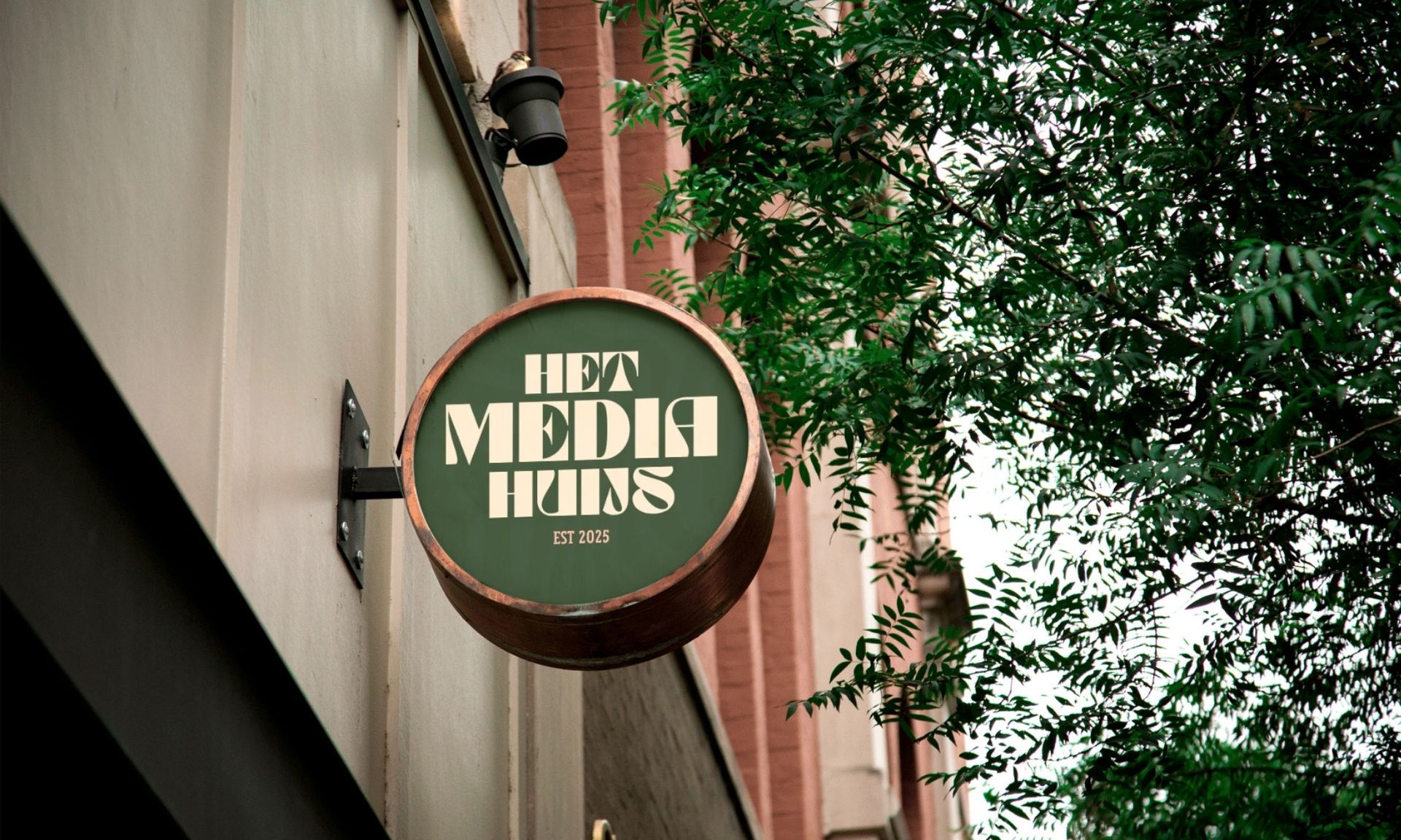 Een bord aan de zijkant van een gebouw met de tekst 'het media huijs'