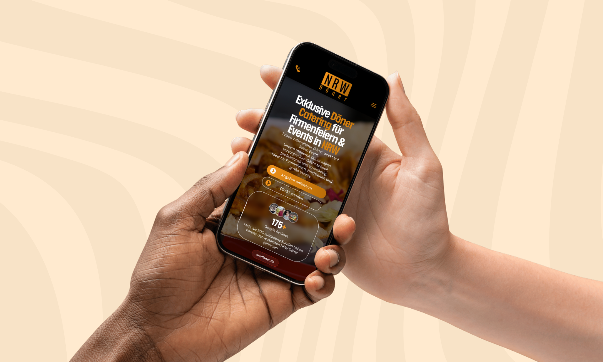 Een vrouw houdt een mobiele telefoon in haar handen.