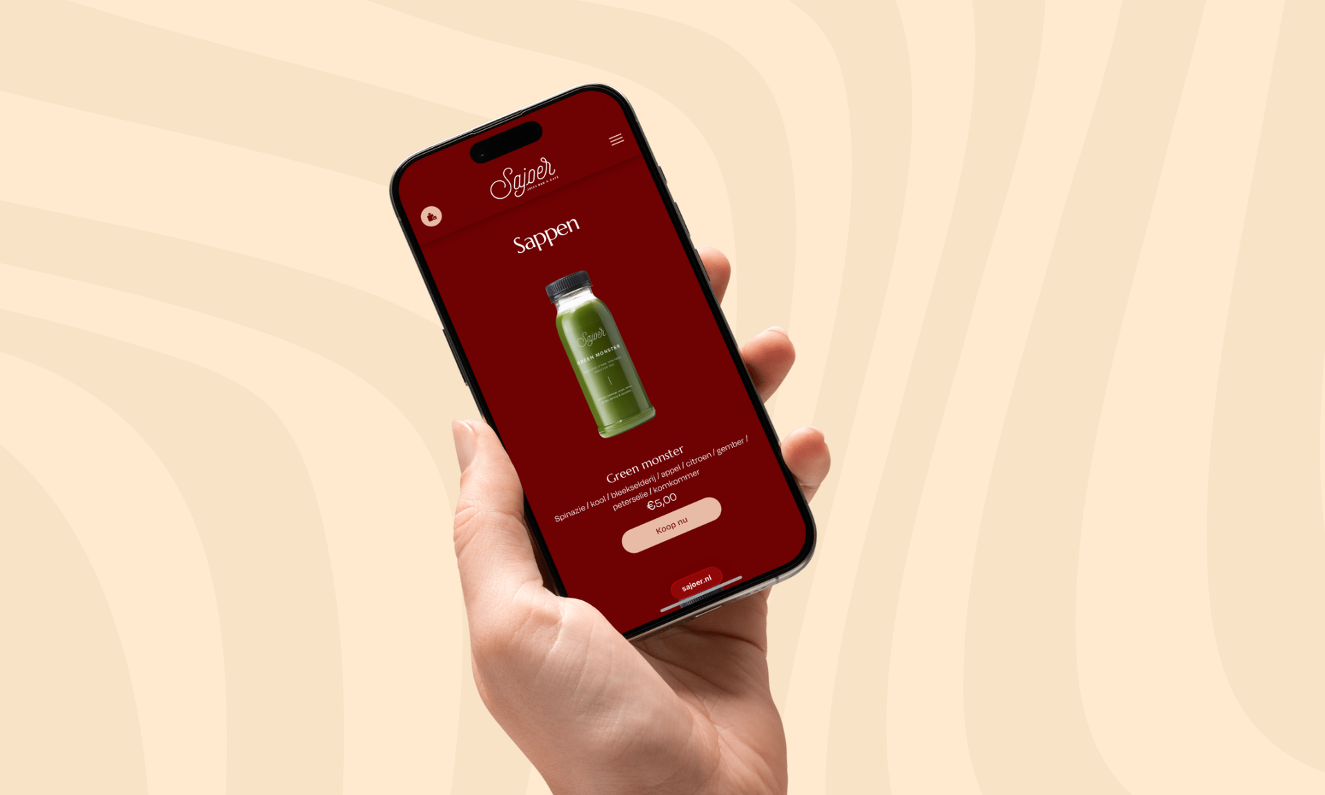 Een vrouw houdt een papieren zak vast waarop staat: met media huijs.