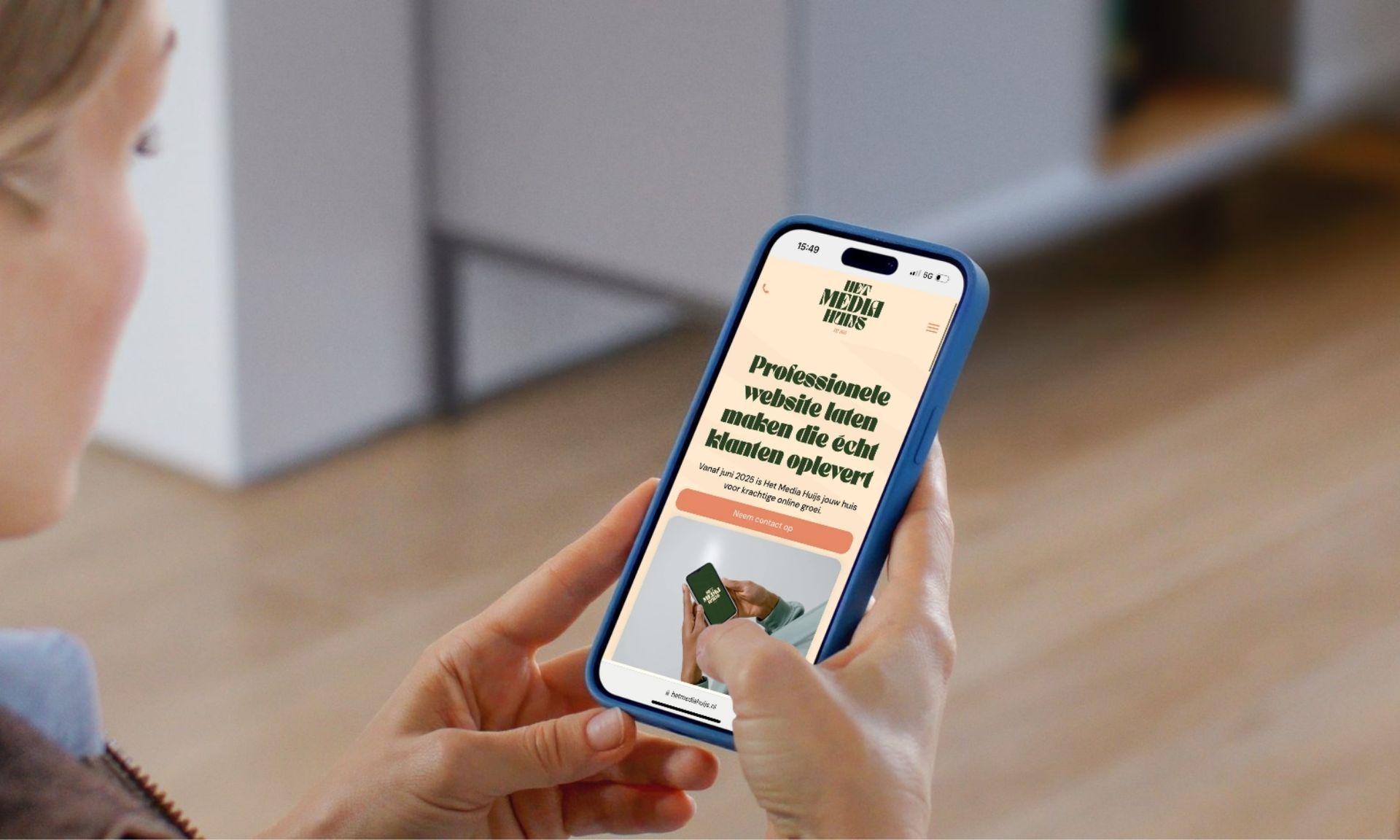 Een vrouw houdt een mobiele telefoon in haar handen.