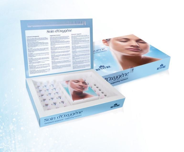 Una scatola blu con la foto di una donna sopra