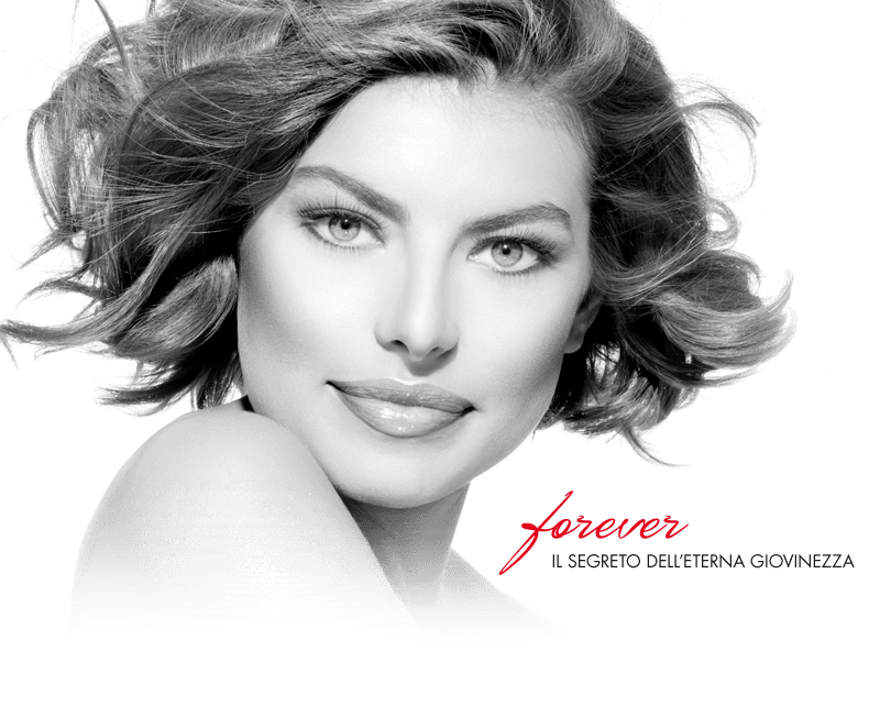 Una foto in bianco e nero di una donna con la scritta per sempre in basso