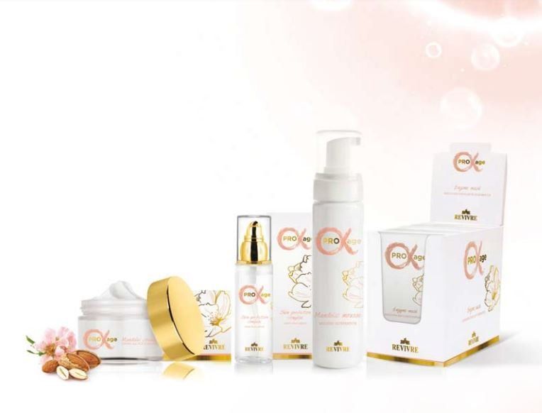 Un gruppo di cosmetici disposti uno accanto all'altro su un tavolo.