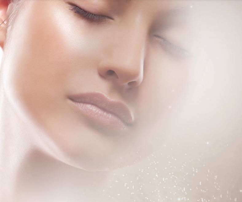 Un primo piano del viso di una donna con gli occhi chiusi.