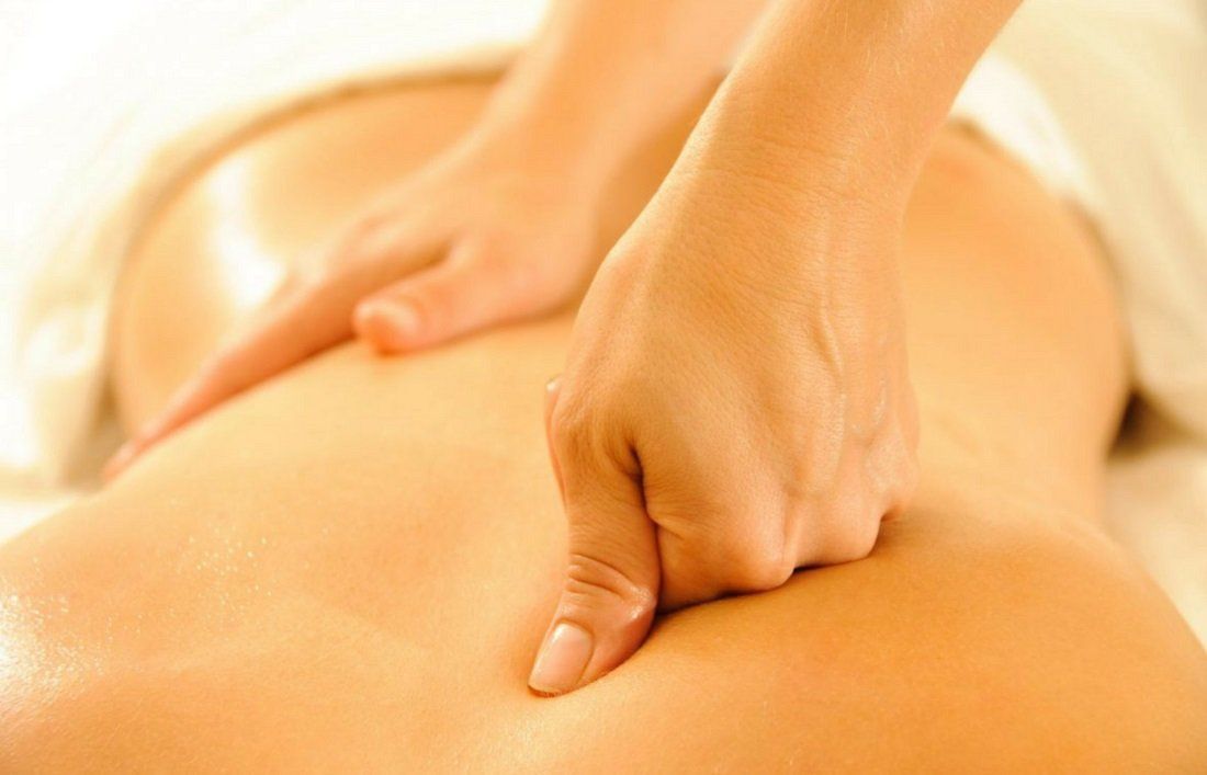 Una donna si sta facendo fare un massaggio alla schiena in una spa.