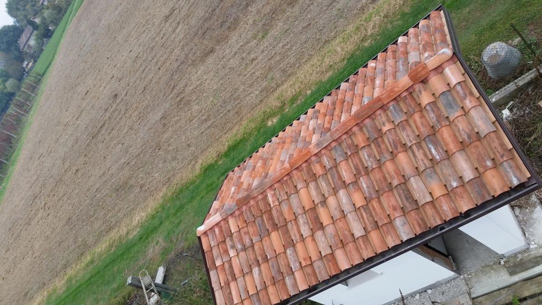edificio in campagna con tetto a tegole