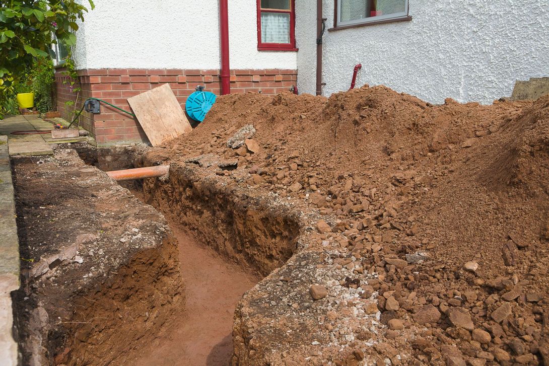 scavo edile per lavori su tubazioni