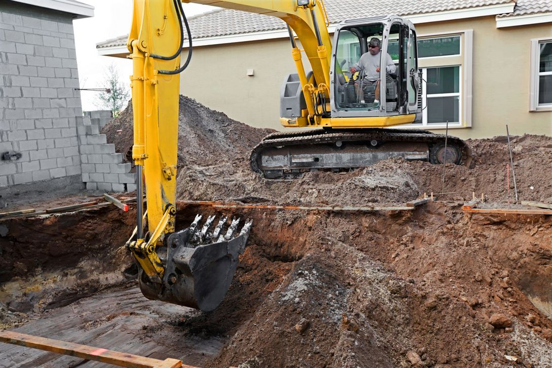 scavo edile con escavatrice gialla