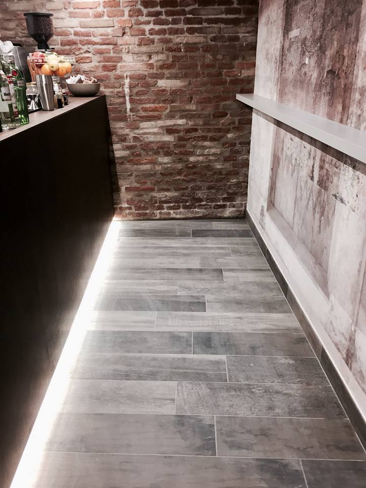 pavimento effetto legno grigio in una cucina industriale