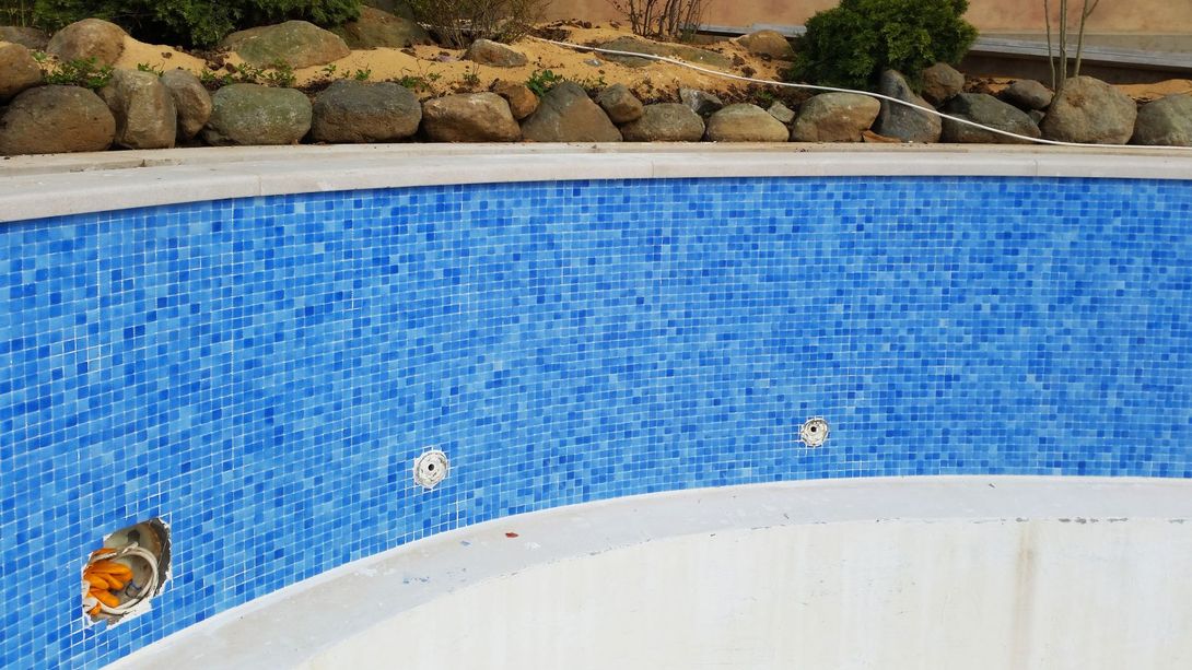 piscina vuota con rivestimento azzurro a mosaico