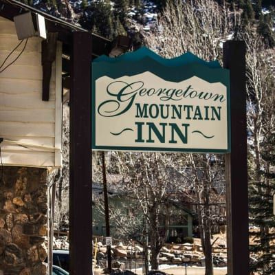 A sign that says georgetown mountain inn on it