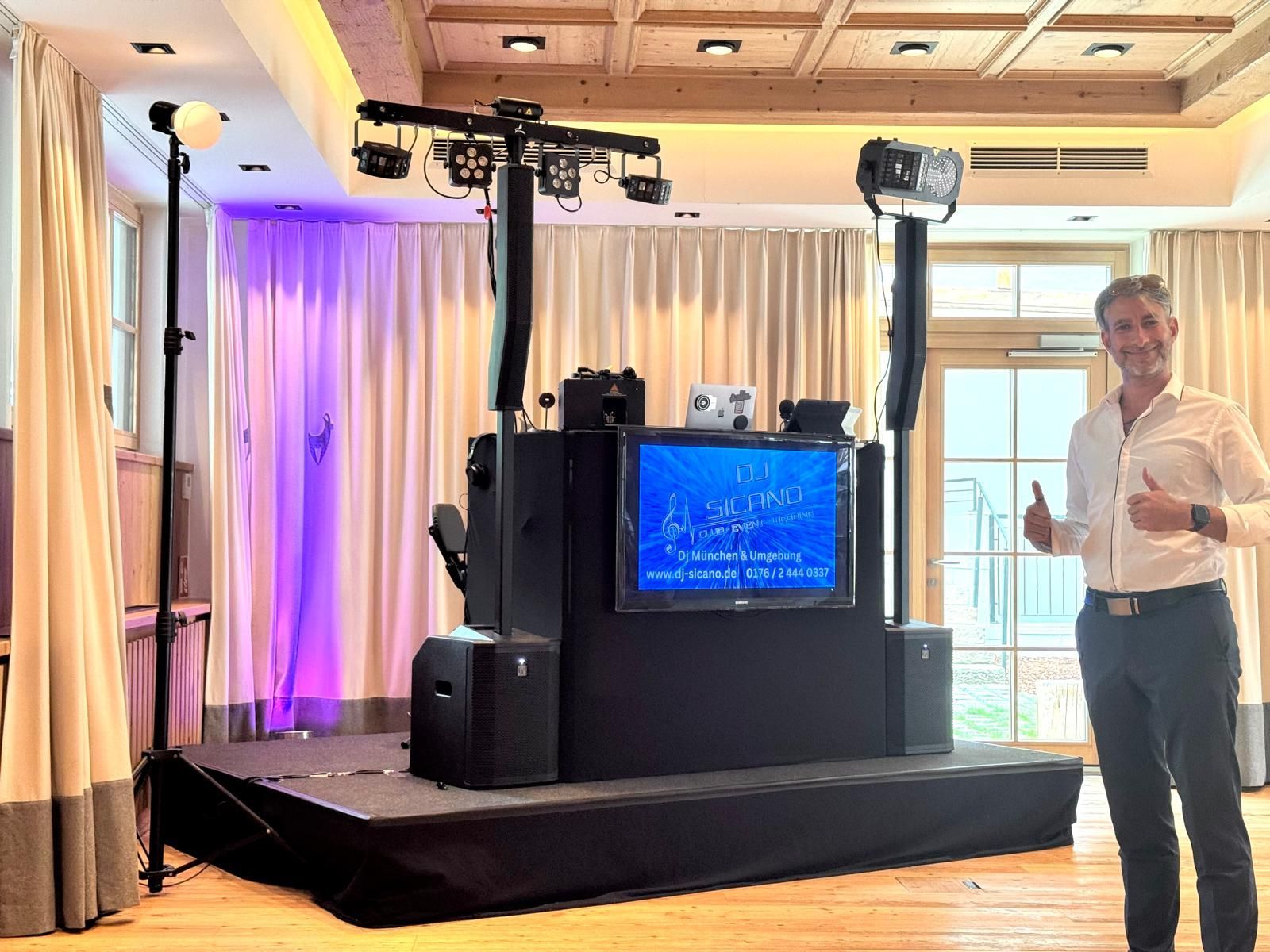 Ein DJ-Mixer mit zwei Laptops darauf