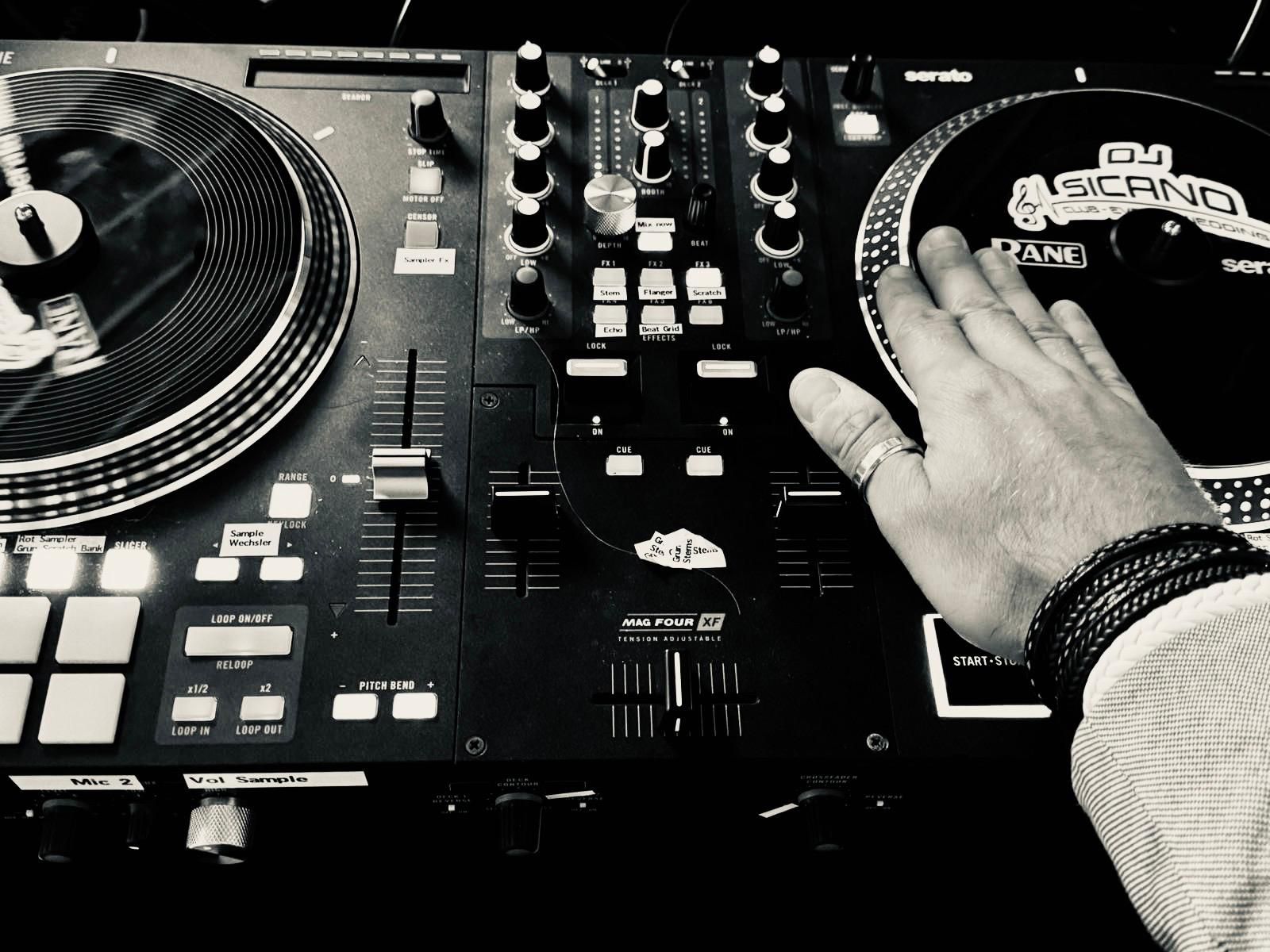 Ein Schwarzweißfoto eines DJs, der Musik spielt