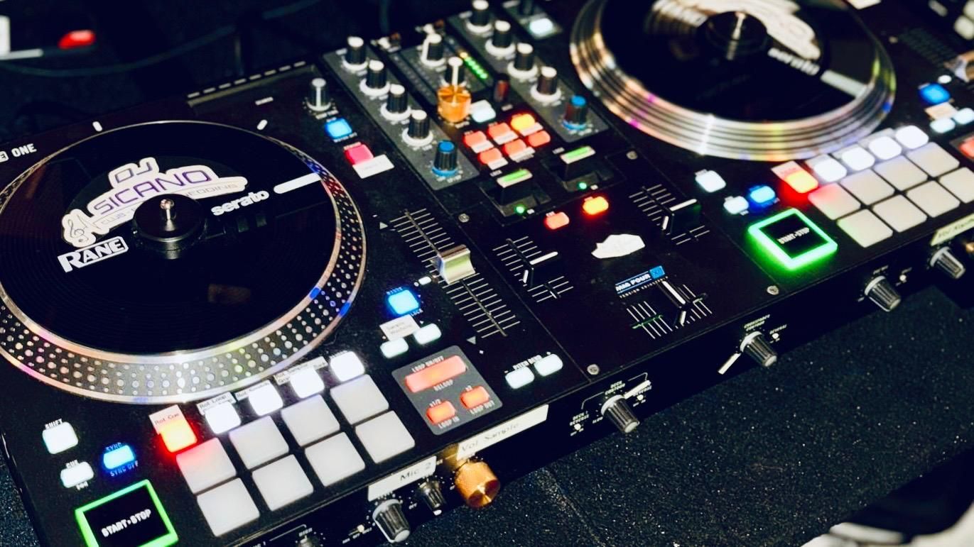 Eine Nahaufnahme eines DJ-Controllers mit einem Logo mit der Aufschrift „R & B“