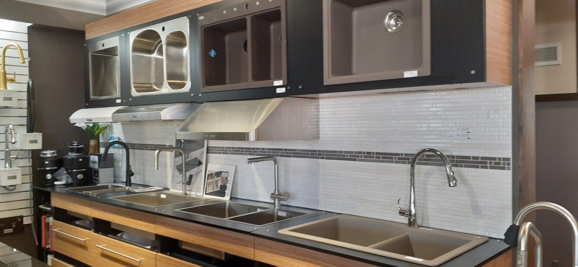 Une cuisine avec deux éviers, une cuisinière et un micro-ondes.