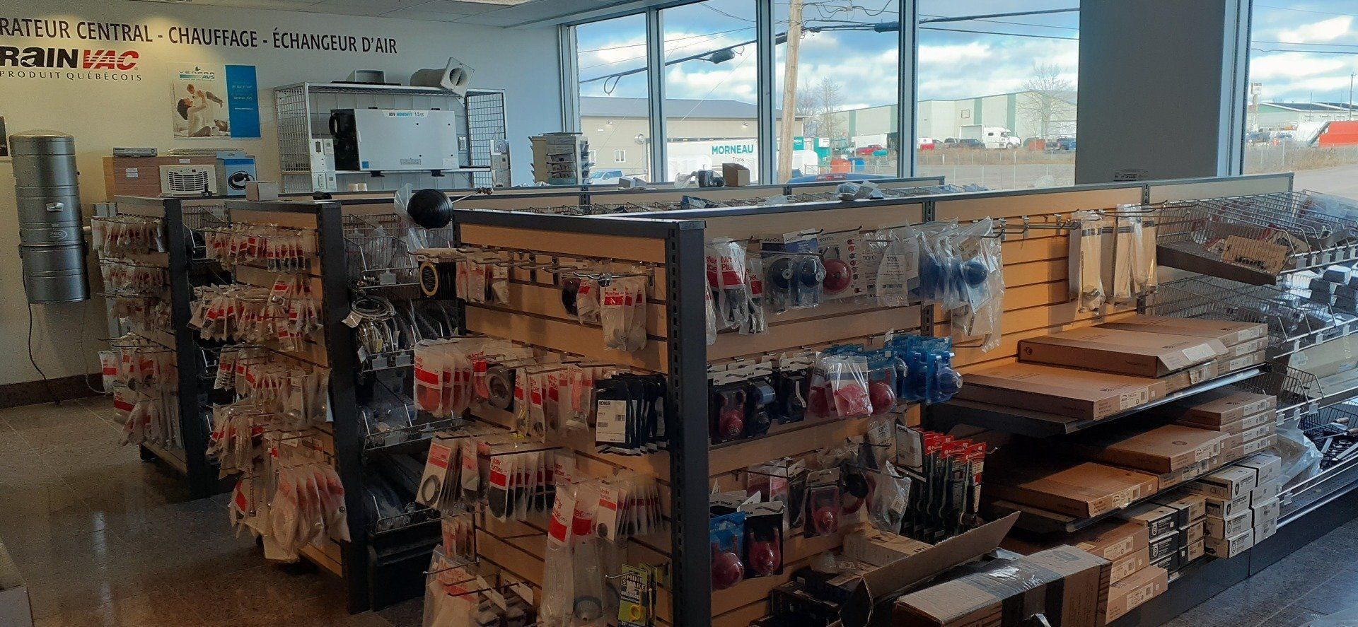 Un magasin rempli de nombreuses étagères remplies de nombreux articles.