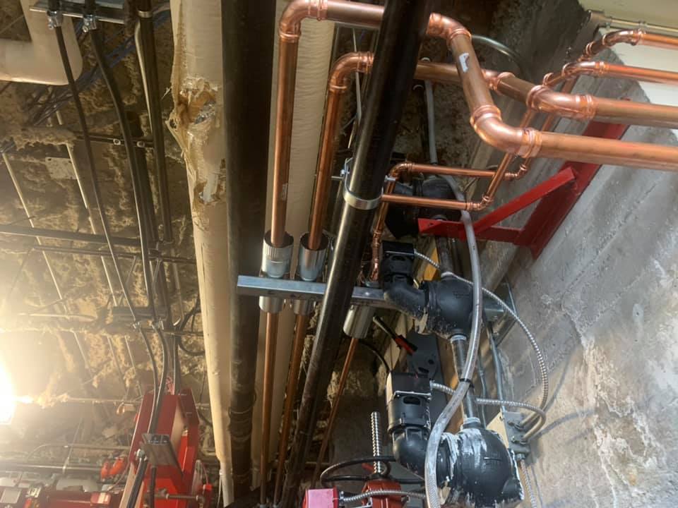 Un tas de tuyaux pendent du plafond d'un bâtiment.