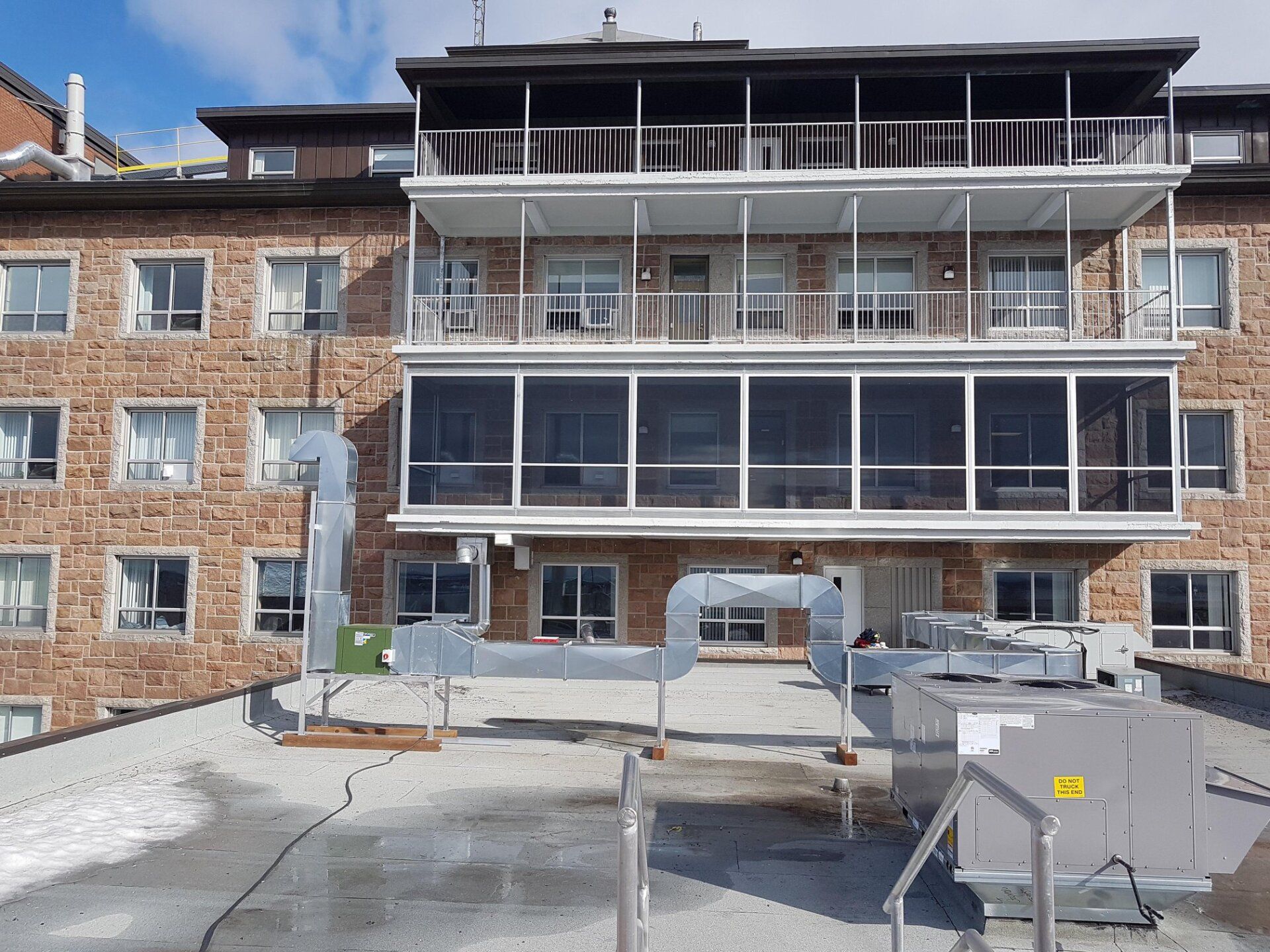 Un grand bâtiment en briques avec beaucoup de fenêtres