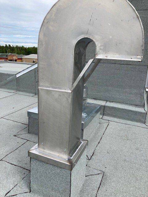 Un tuyau en acier inoxydable sur le toit d'un bâtiment