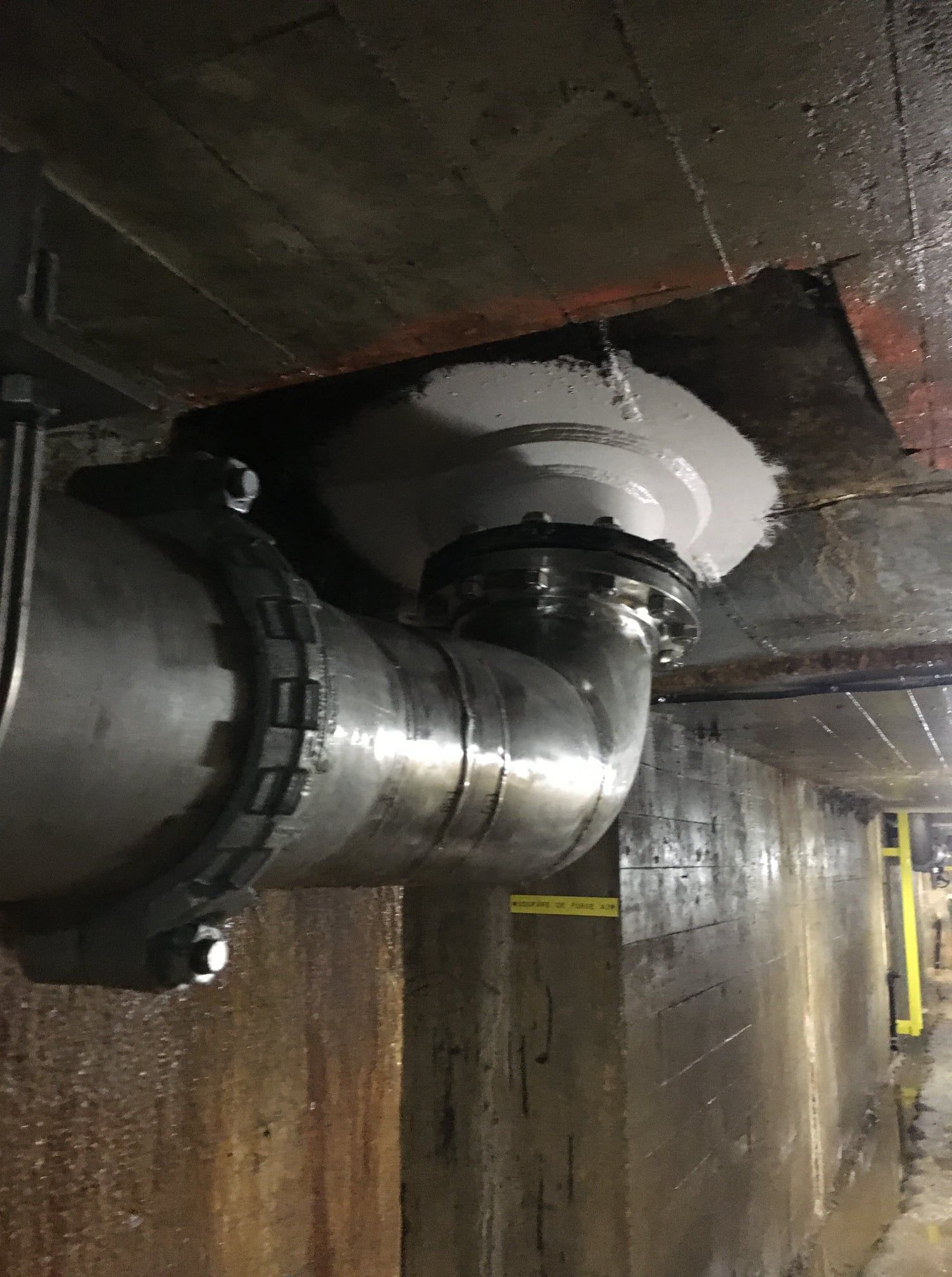 Un tuyau est suspendu au plafond d'un bâtiment.