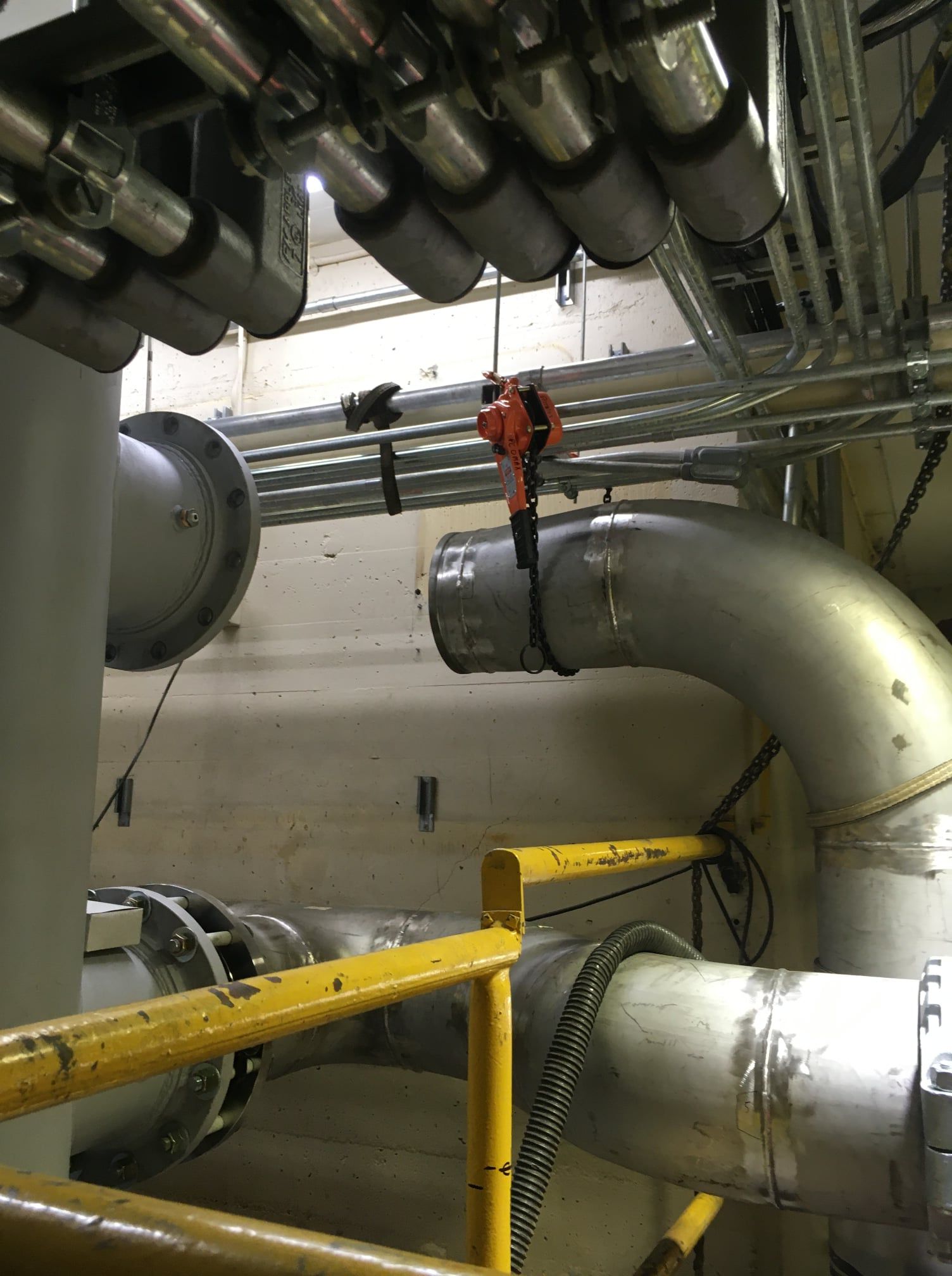 Un tas de tuyaux pendent du plafond d'un bâtiment