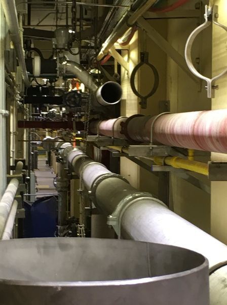 Un tas de tuyaux sont alignés dans une pièce