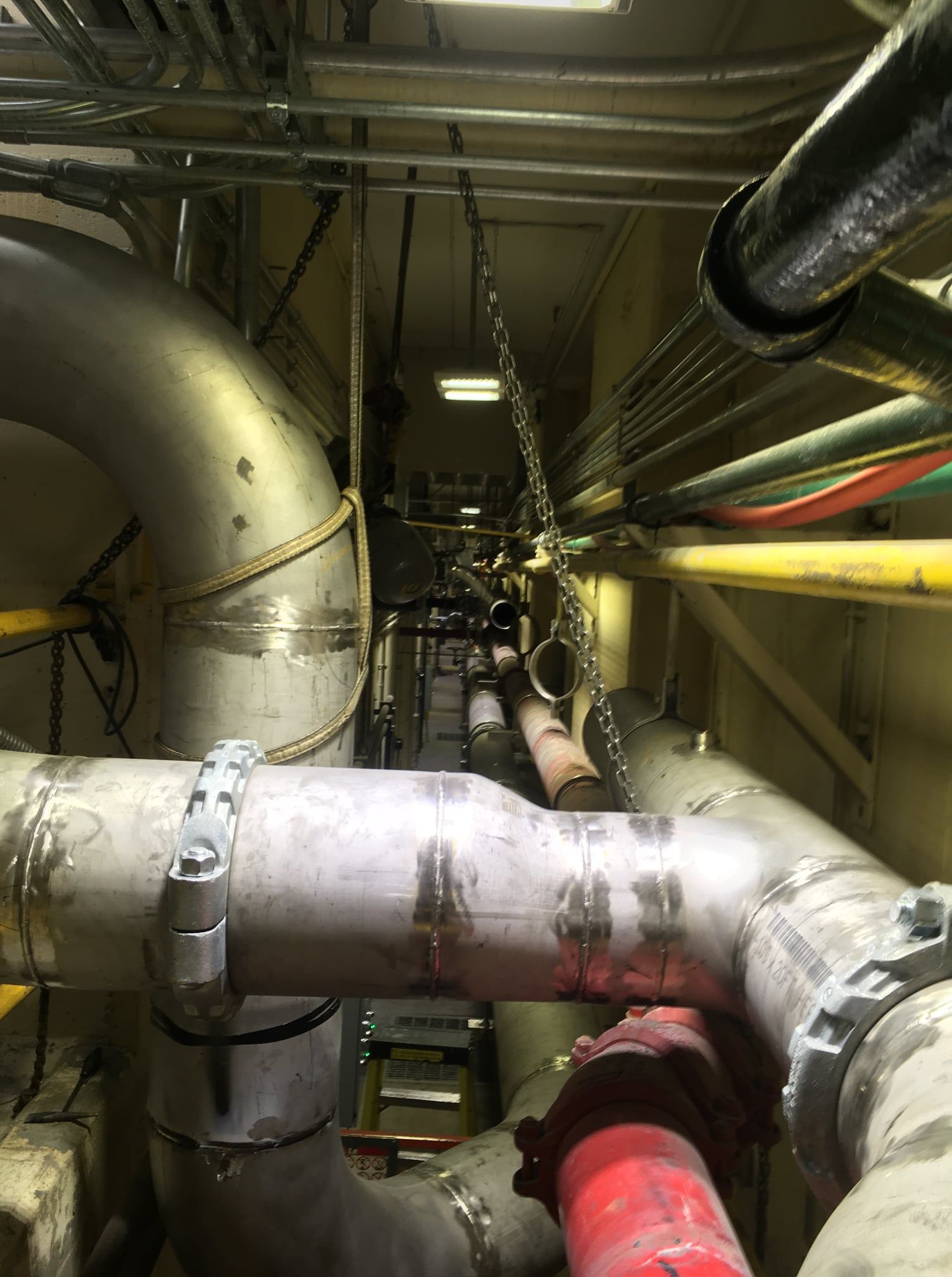 Une pièce remplie de nombreux tuyaux et fils.