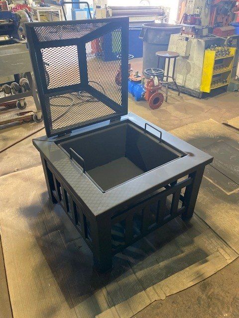 Un foyer avec le couvercle ouvert dans un atelier