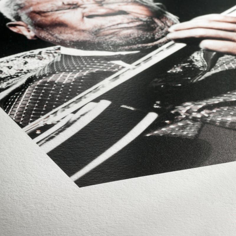 Une photo en noir et blanc d'un homme avec une barbe