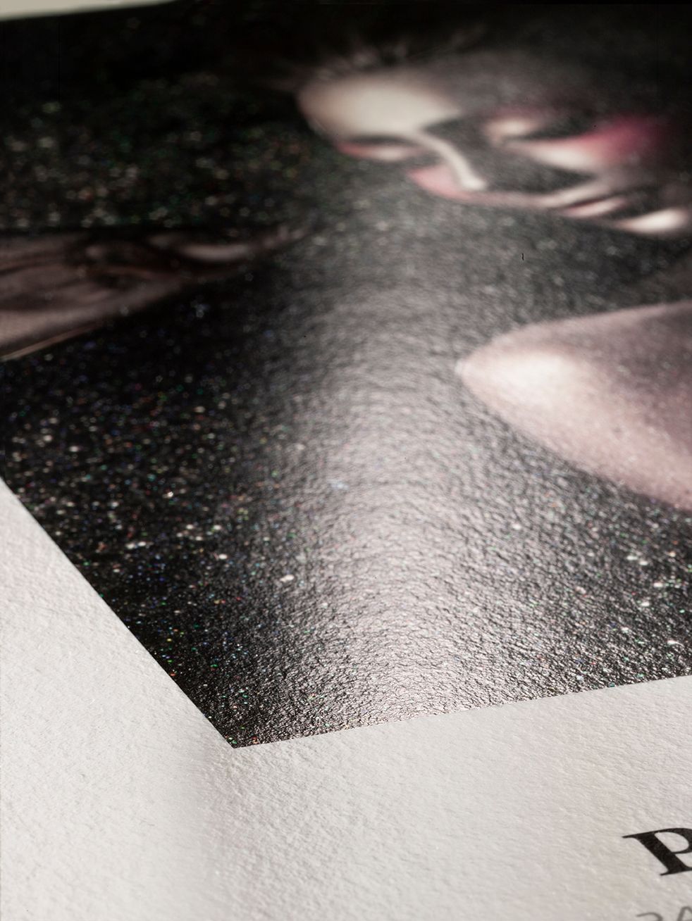 Un gros plan d'un morceau de papier avec la lettre p dessus