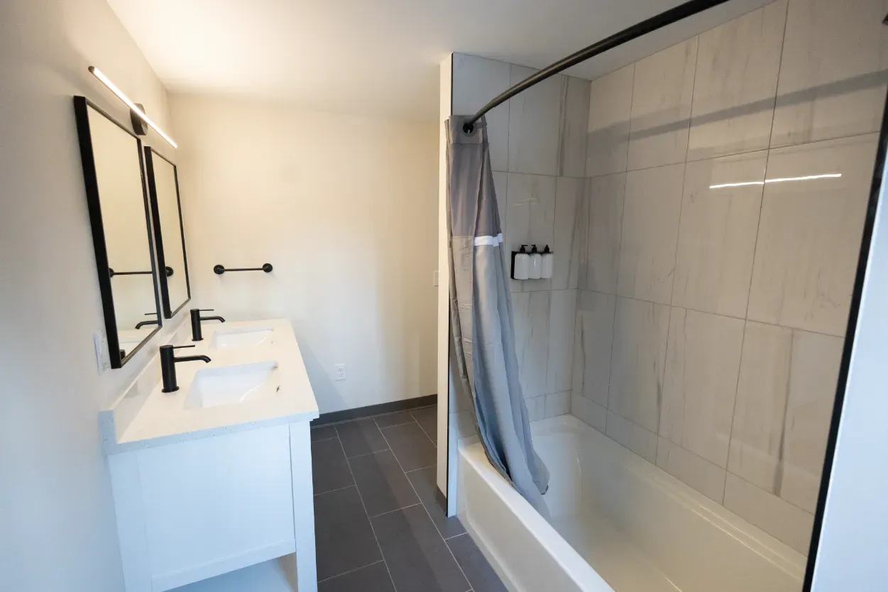 A bathroom with two sinks and a bathtub.