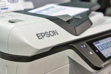 Um close de uma impressora epson em cima de uma mesa.