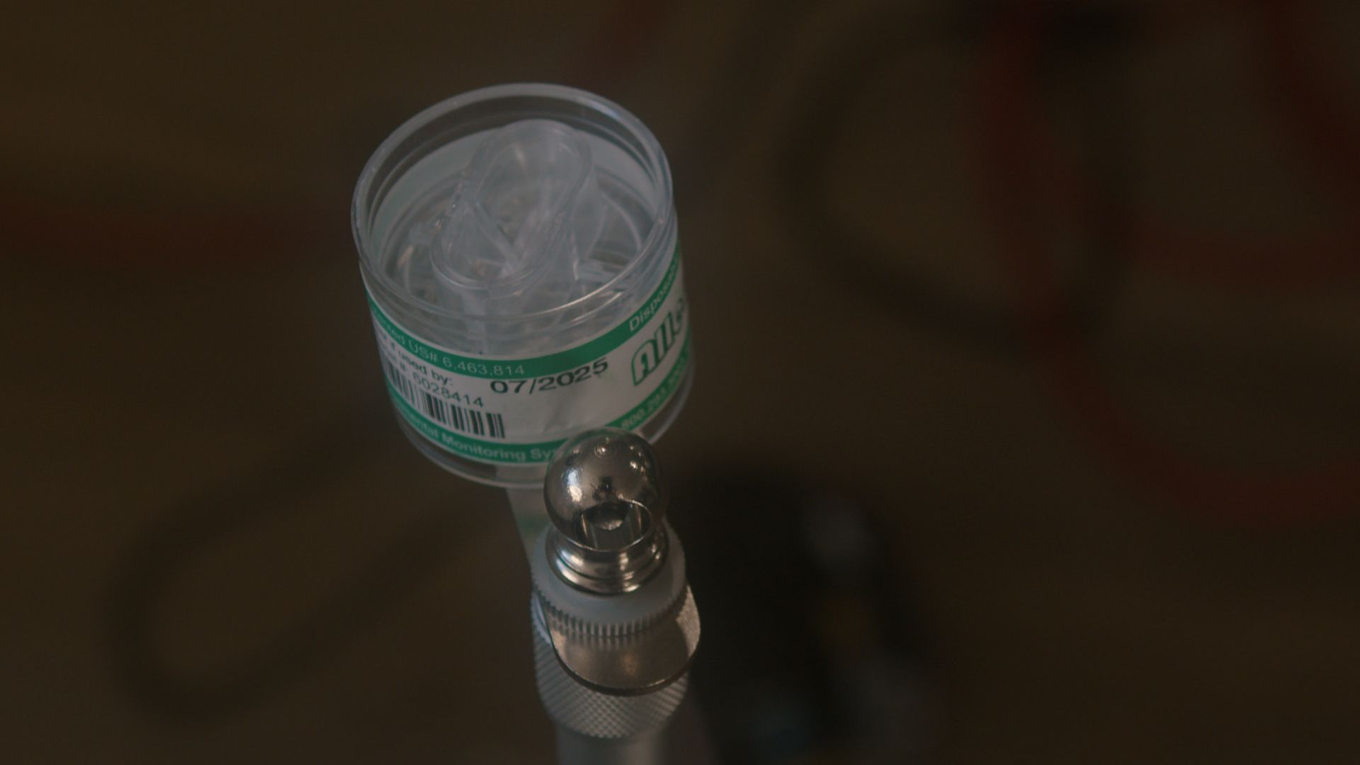 Un gros plan d'un récipient en verre avec une étiquette dessus.