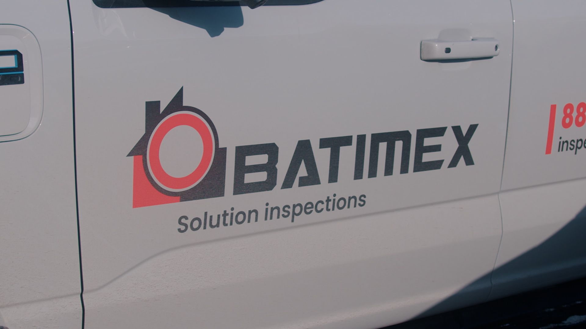 Le côté d'une camionnette d'inspection de solution Batimex blanche