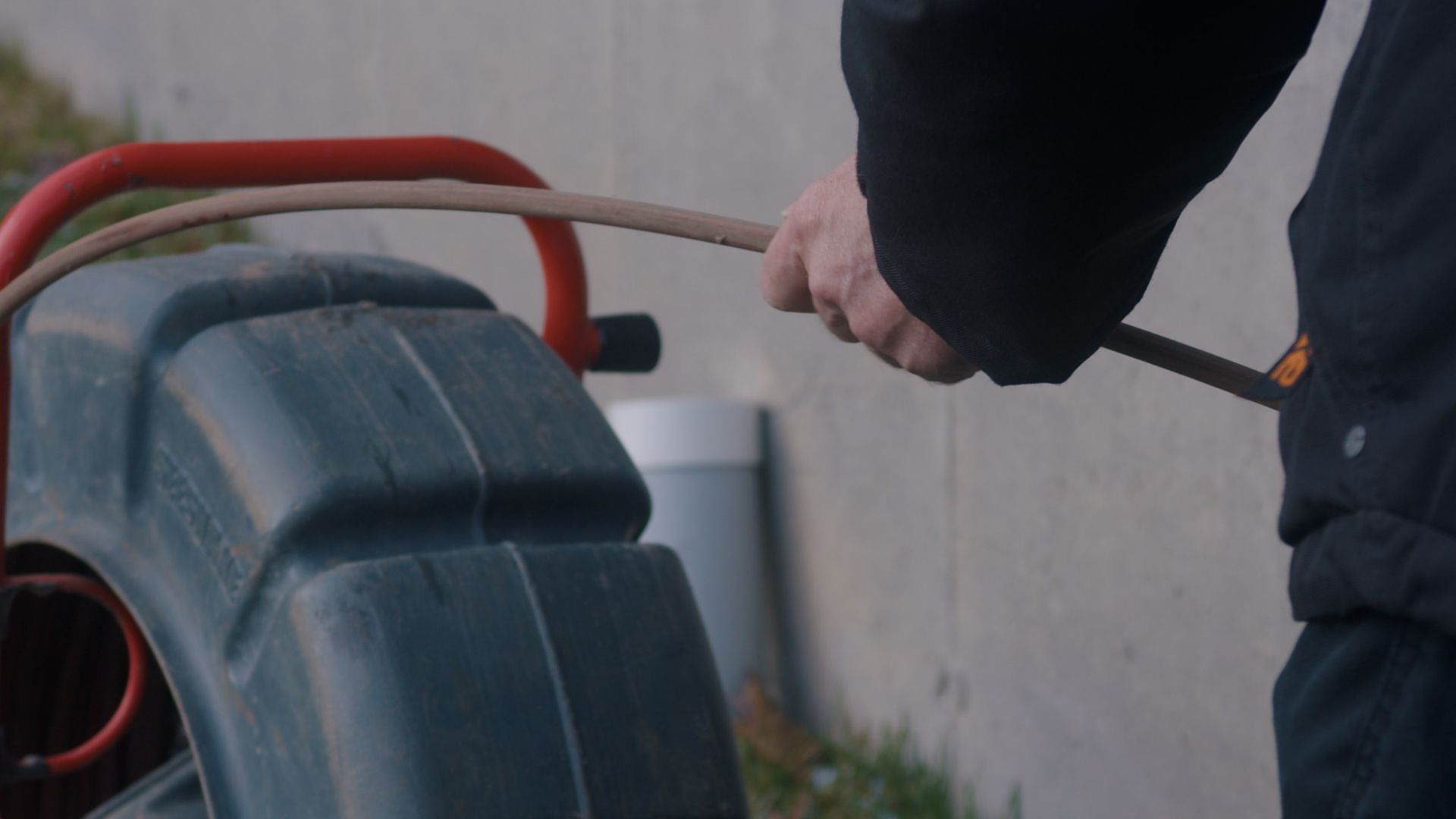 Un homme utilise une machine pour nettoyer un drain.